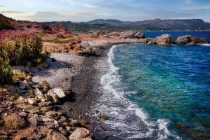 Ligne côtière de Crète, mer, beauté, couleurs et vagues